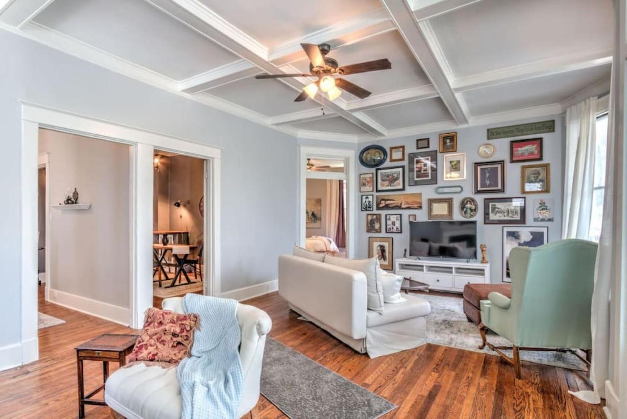 Elegant Colonial With Lovely Details And Character Memphis Exterior foto