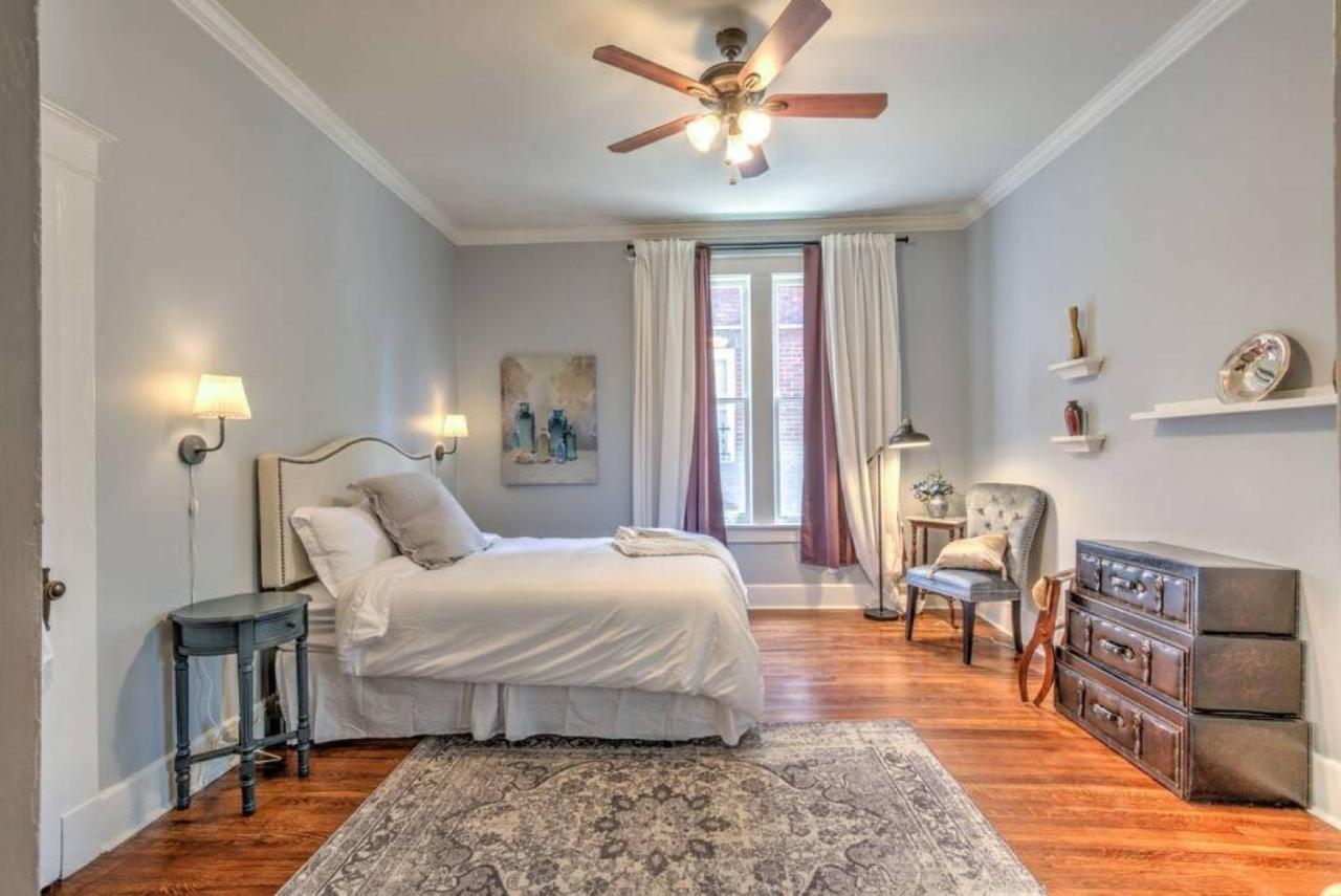 Elegant Colonial With Lovely Details And Character Memphis Exterior foto