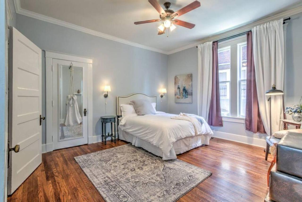 Elegant Colonial With Lovely Details And Character Memphis Exterior foto