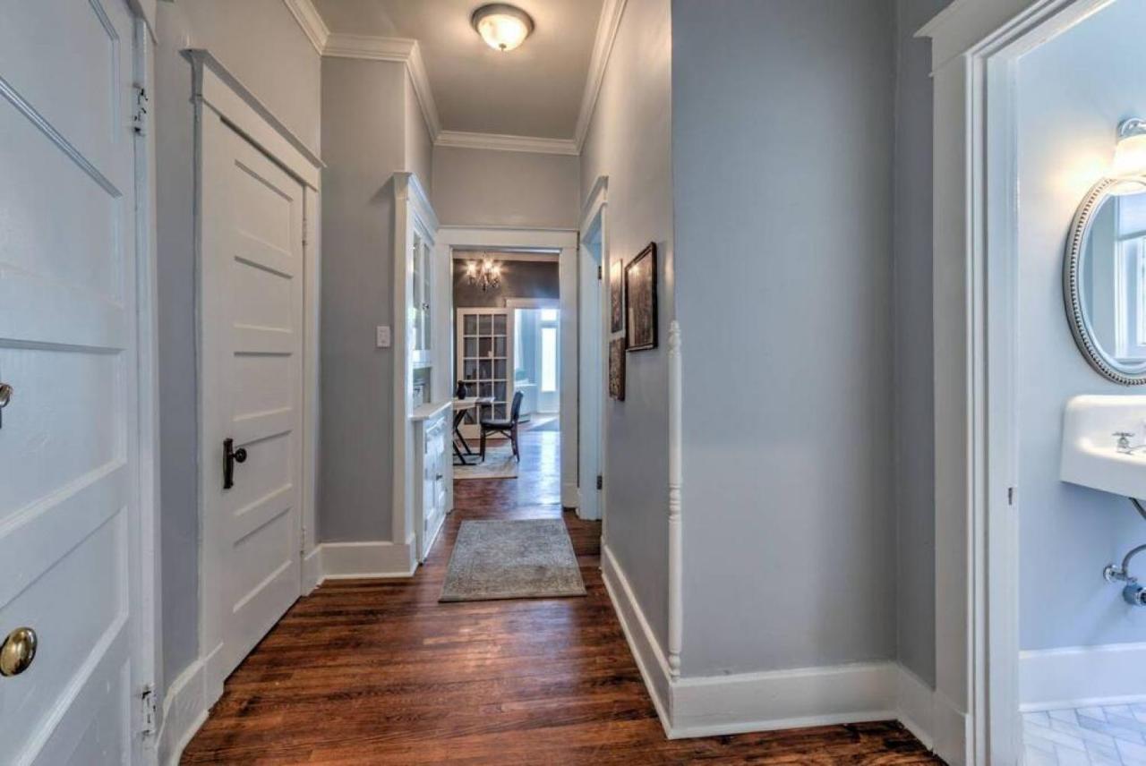 Elegant Colonial With Lovely Details And Character Memphis Exterior foto